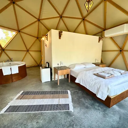 In Out Glamping Οργανωμένο κάμπινγκ *